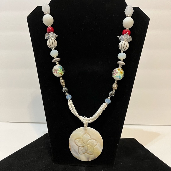 Beautiful mother of pearl necklace - Picture 1 of 5